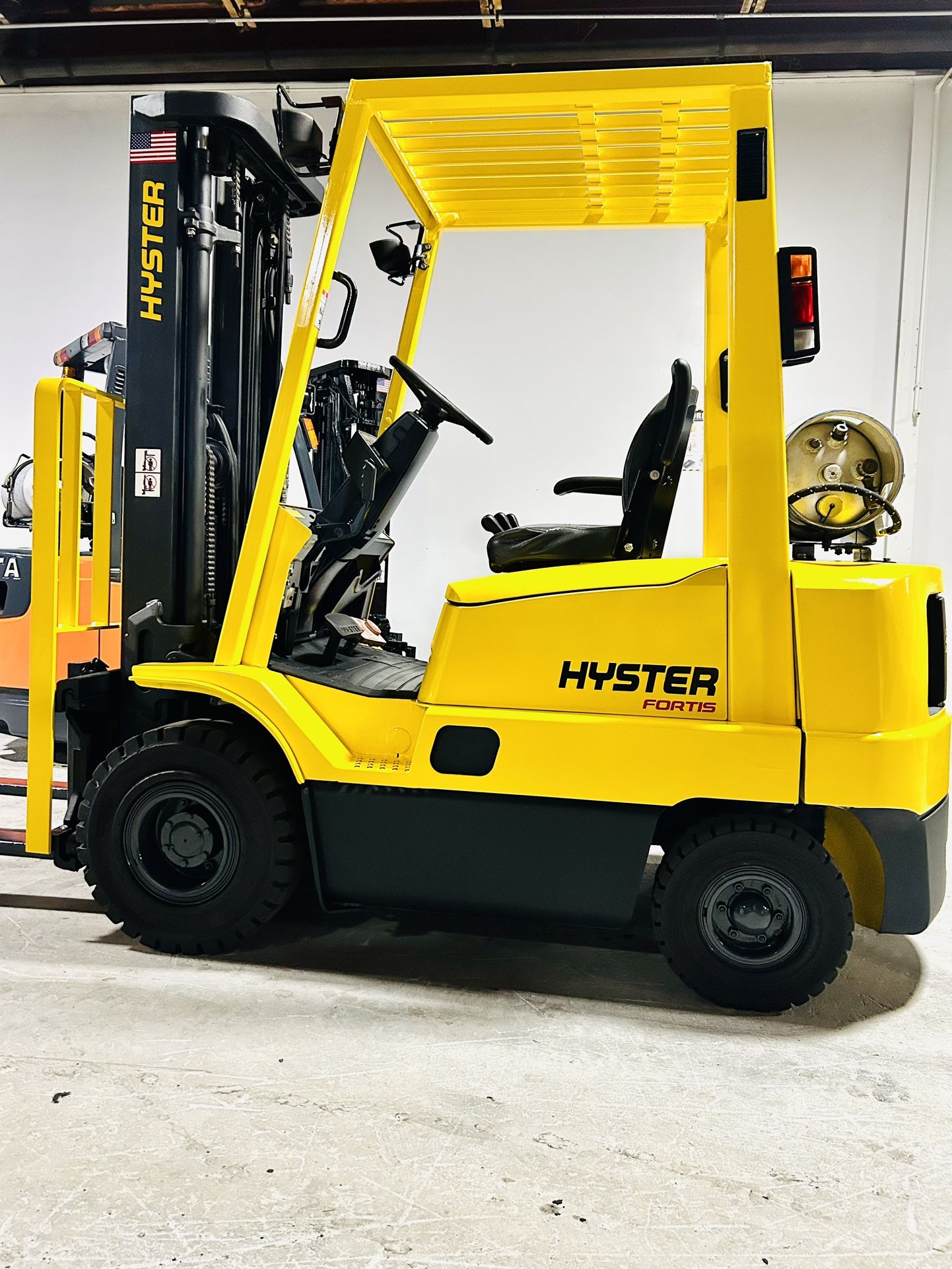 Pneumatic Hyster 40 Fortis Forklift. Capacity 4000 Lb . Triple Mast & Side Shift. ONLY 3960 Hours. No Any Leaks No Any Issue. LPG. Free Local delivery