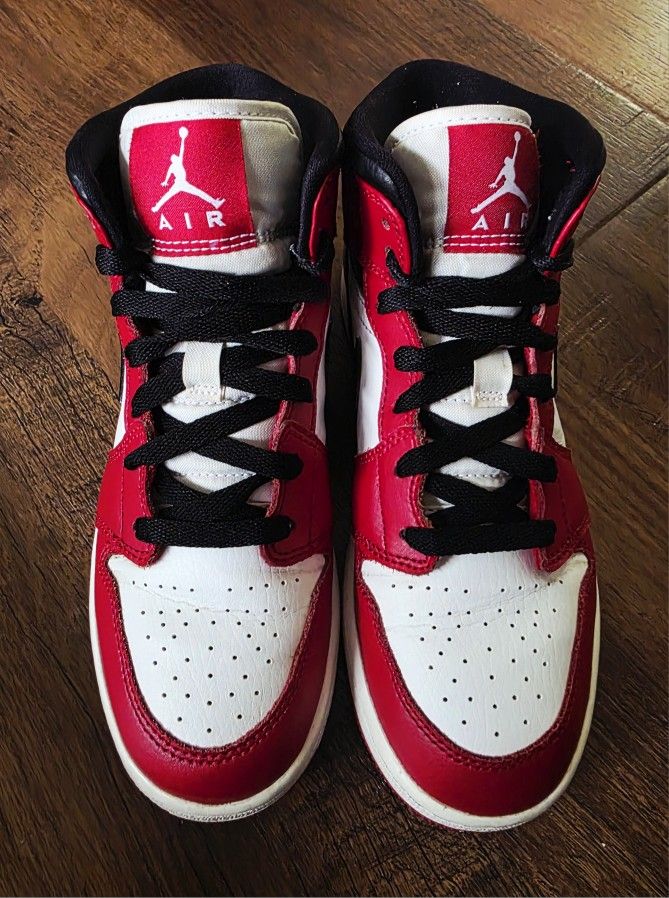Jordan 1 Mid Chicago sz 5Y $70 OBO