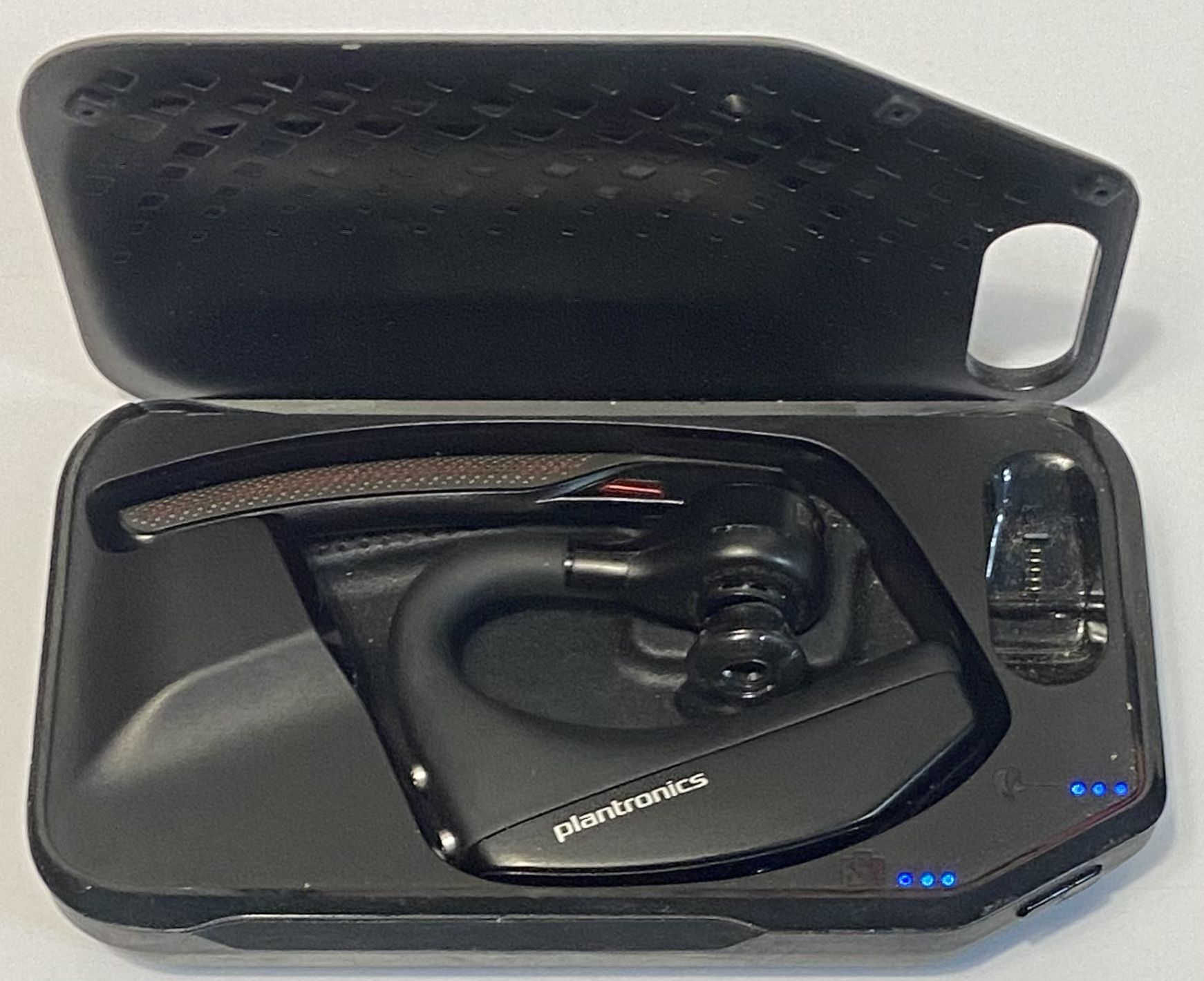 Plantronics Voyager 5200 PLT Bluetooth Headset w/ Case & Charger. (#920)