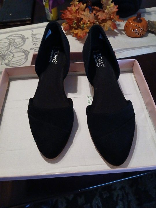 WOMEN'S BLACK SUEDE FLATS. 