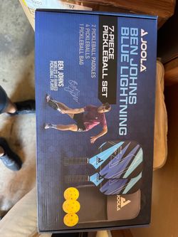 JOOLA Ben Johns Blue Lightning Pickleball Set, 2 Paletas de Fibra de Vidrio con Núcleo de Panal, Bolsa de Paletas, 4 Pelotas
