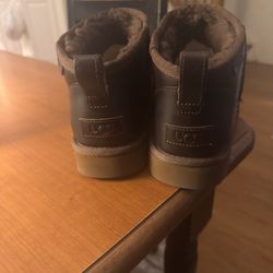 UGG LEATHER BOOTIES Size9