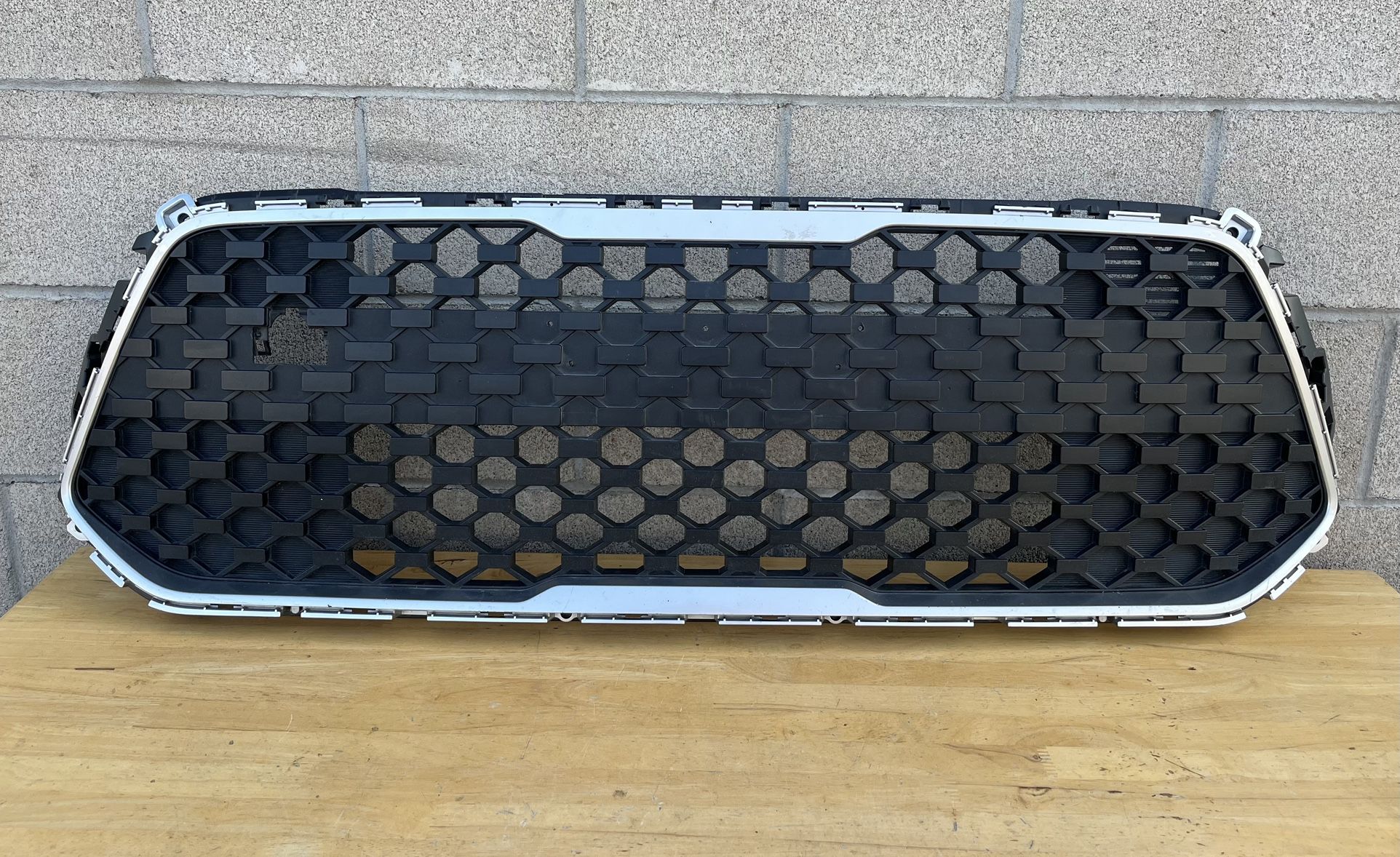 2023-2024 Kia Soul Front Upper Grille Oem