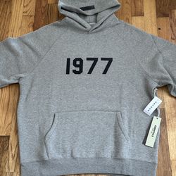 Essentials 1977 pullover hoodie sizes in description ⬇️
