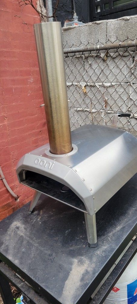 Ooni Pizza Oven with attachments