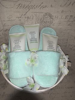 Beautiful Mary Kay Mother’s Day gift basket. Full Satin body ( scrub, moisturizer and lotion) with travel size satin hands.