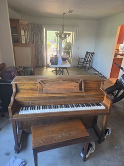 Piano upright