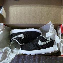 NEW NIKE ROSHE ONE TODDLER  SIZE 7C