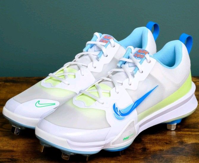 Brand New Nike Force Trout 9 Pro Fresh Pack
White Metal Baseball Cleats
Men Sizes 9.5