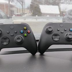 2 Xbox Series Wireless Controllers