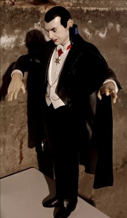 Universal Monsters Dracula 12" vinyl model
