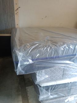 🛌🏾💤💤💤 $249 King Memory Foam Mattress Available $249 💤💤💤💤