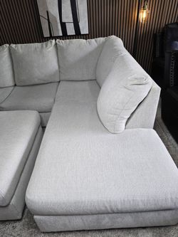Ashley 4-pc.Modern Light Gray Sectional Chaise w/ Cocktail Ottoman EXCELLENT CONDITION