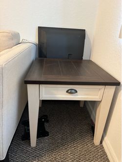 Set of 2 end tables 24x24x24