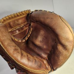 Mizuno MT1060 Catcher's Mitt Professional Glove RHT Right Hand Throw Baseball
