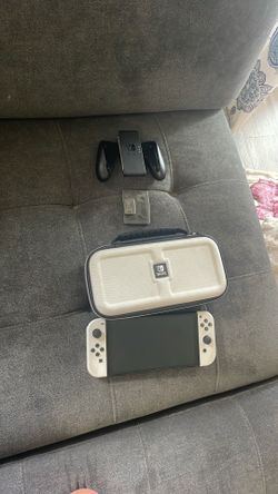 Nintendo Switch (1/5) with case