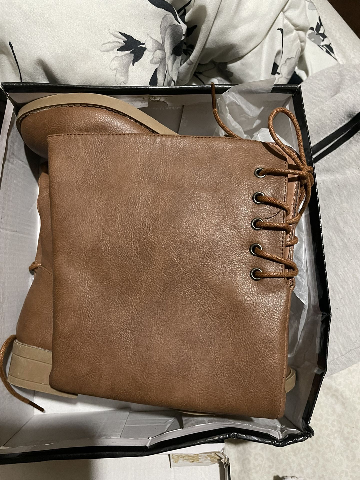 Boots 👢 Sz 3 Toll !! 