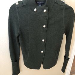 Banana Republic Hunter Green Silver Color Buttons XS Sweater. Condition is "Pre-owned". Shipped with USPS Priority Mail. Local pick up also available.
