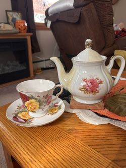 VINTAGE QUEEN ANNE CUP & SAUCER SET ENGLAND STUNNING ROSES PAT#8519