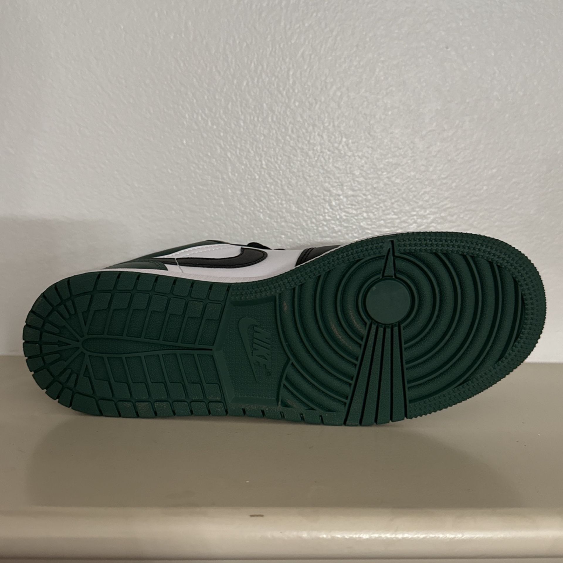 NWB Jordan 1 Low Green Toe (GS) Size 6