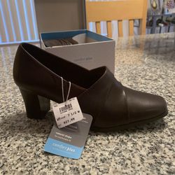 Women’s brand new size 7 1/2 W brown shoe boot