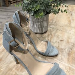 Womenโs Heels