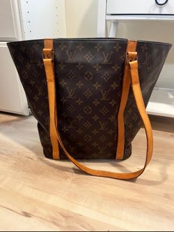 Lui Vuitton Purse $900