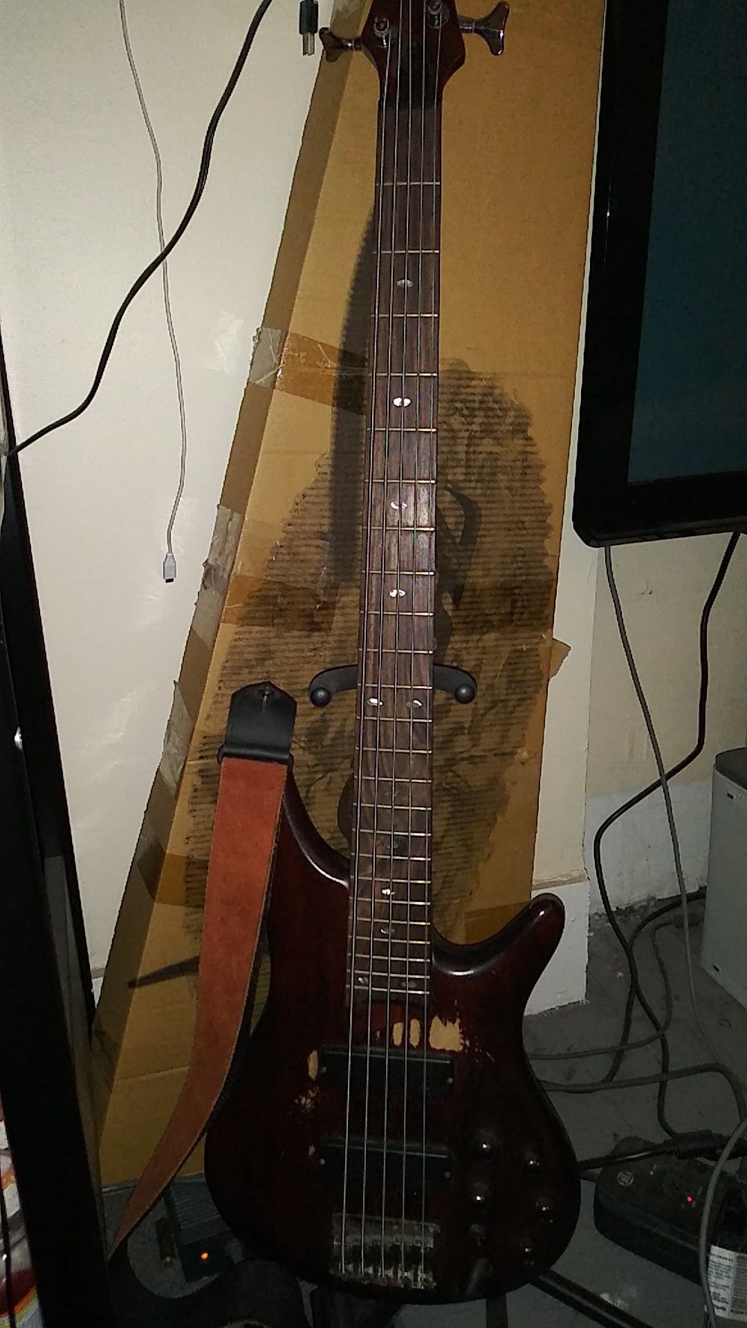 Ibanez sr505 bass with hard case