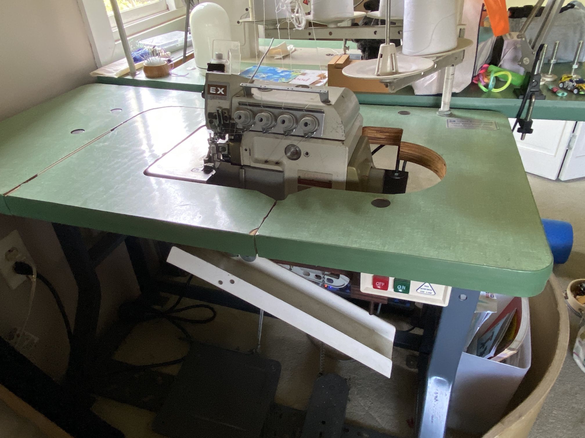 Overlock 5 Thread Sewing Machine With Table