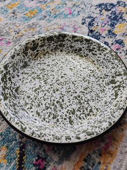Pie pan, Speckled metal