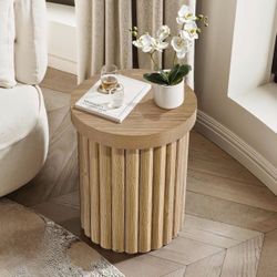 LuxenHome 19" Fluted Oak Round Side Table, Small End Tables Living Room Mid Century Modern Small Side Tables for Small Space, Living Room Accent Table