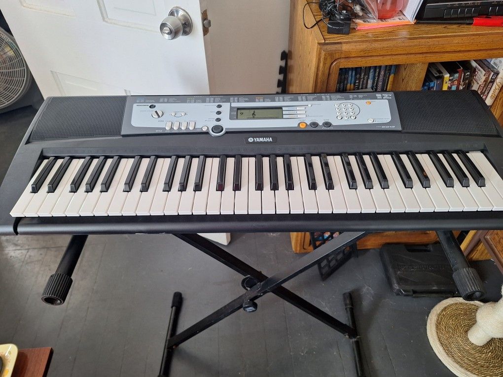Yamaha Keyboard Piano 
