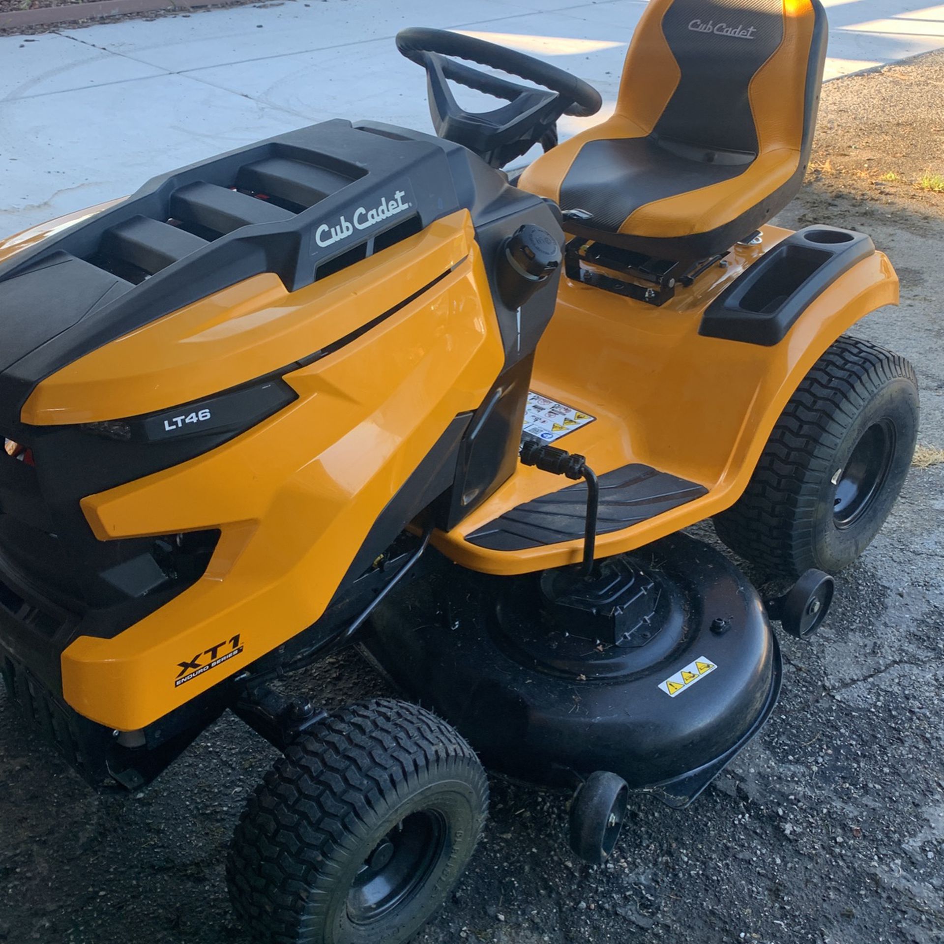 Mower Club Cadet Like New Only 12 Hours Excellent Condition Like New 23 Hp