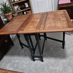Beautiful Vintage Gate-Leg Table