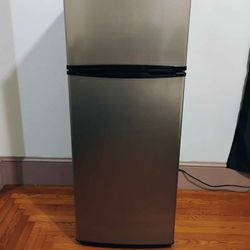 I am selling a refrigerator, used for one month, for travel
