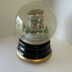 BLOOMINGDALE'S New York City Musical Snow Globe NYC HTF Vintage Christmas Works
