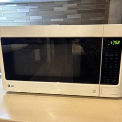 Large Capacity Microwave Oven With Great Working Condition 