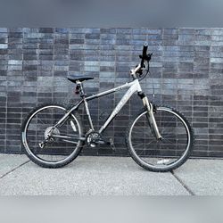 Trek 4300 Hybrid Mountain Bike 26” 24 Speed + 18" Aluminum Frame + Shimano Equipped + Suspension + New Gel Seat + Ready to Ride