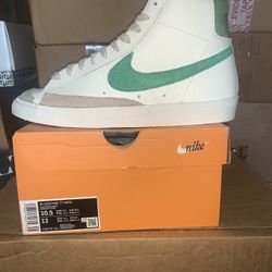 
Brand New Mens Nike BLAZER MID '77 VINTAGE Shoes Size 10.5
