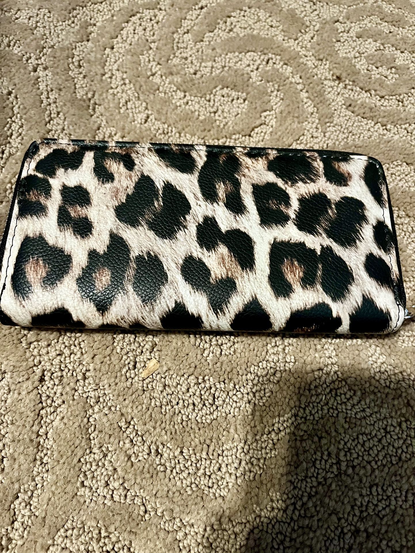 Like New Women’s Wallet Cheetah Print Pattern