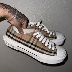 Burberry Convers Shoes 