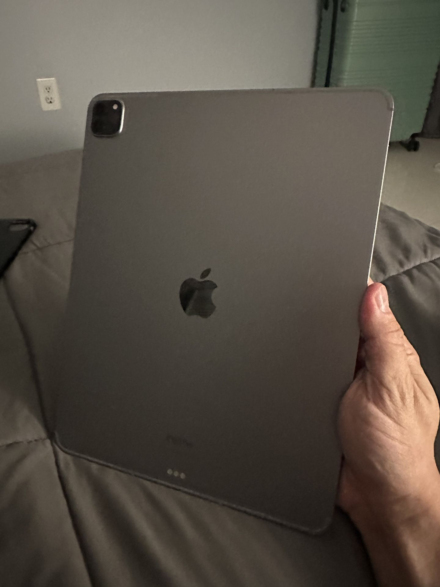 iPad Pro 12.9" 6th Gen 256GB, Space Gray Excellent Condition,All Products : American Fashion Style Bags On Sale