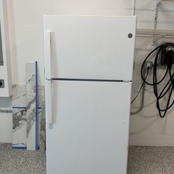 Clean GE Full-Size Refrigerator – Garage Ready | Excellent Condition 