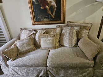 Large Love Sofa, Including All 8 Pillows / Final Price!