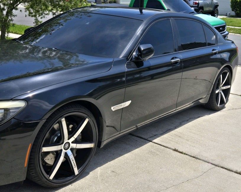 22" Staggered Lexani R6 Rims & Tires