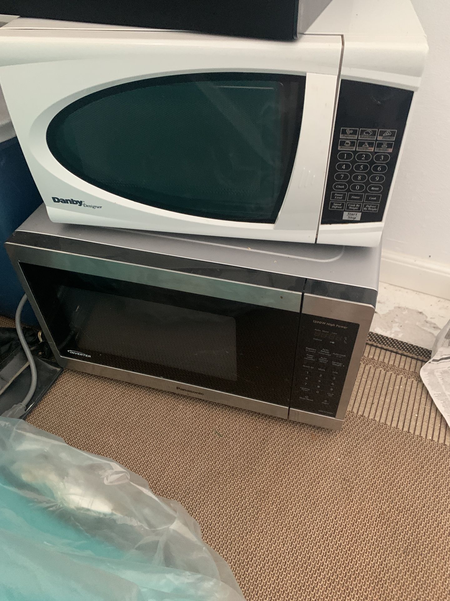2 Good Clean Working Microwaves