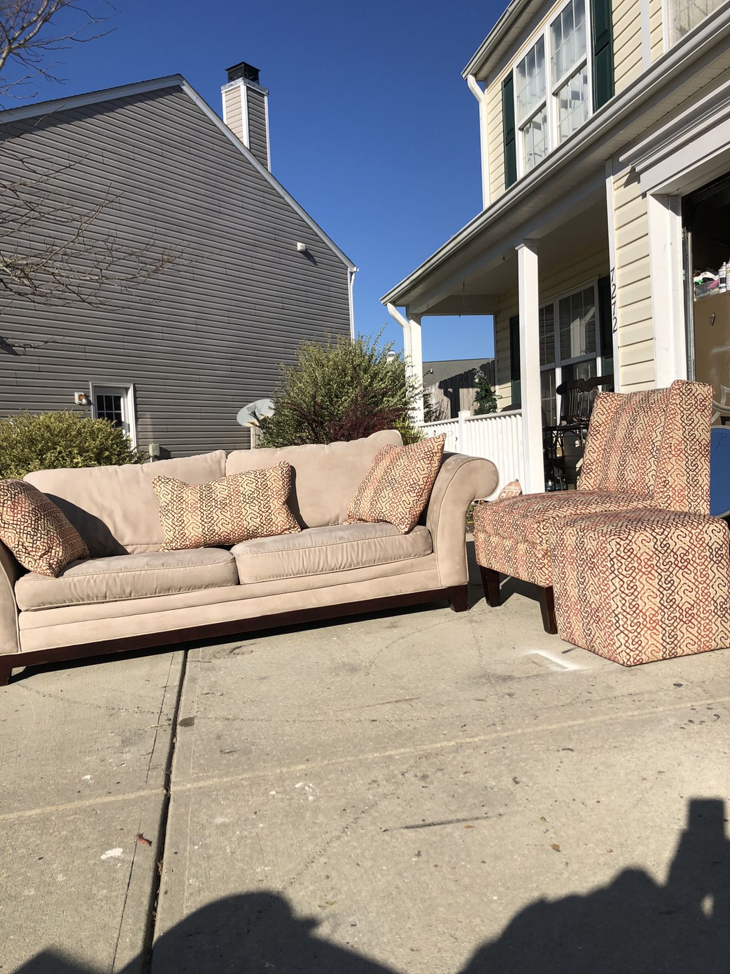 Couch And Single Chair With ottoman Living Room Set. Delivery Available . Hablar Espanol 