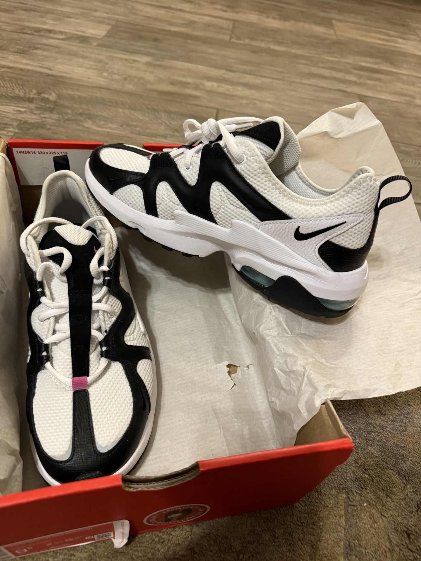 Brand New Women’s Nike Air Max Graviton Gym Shoes