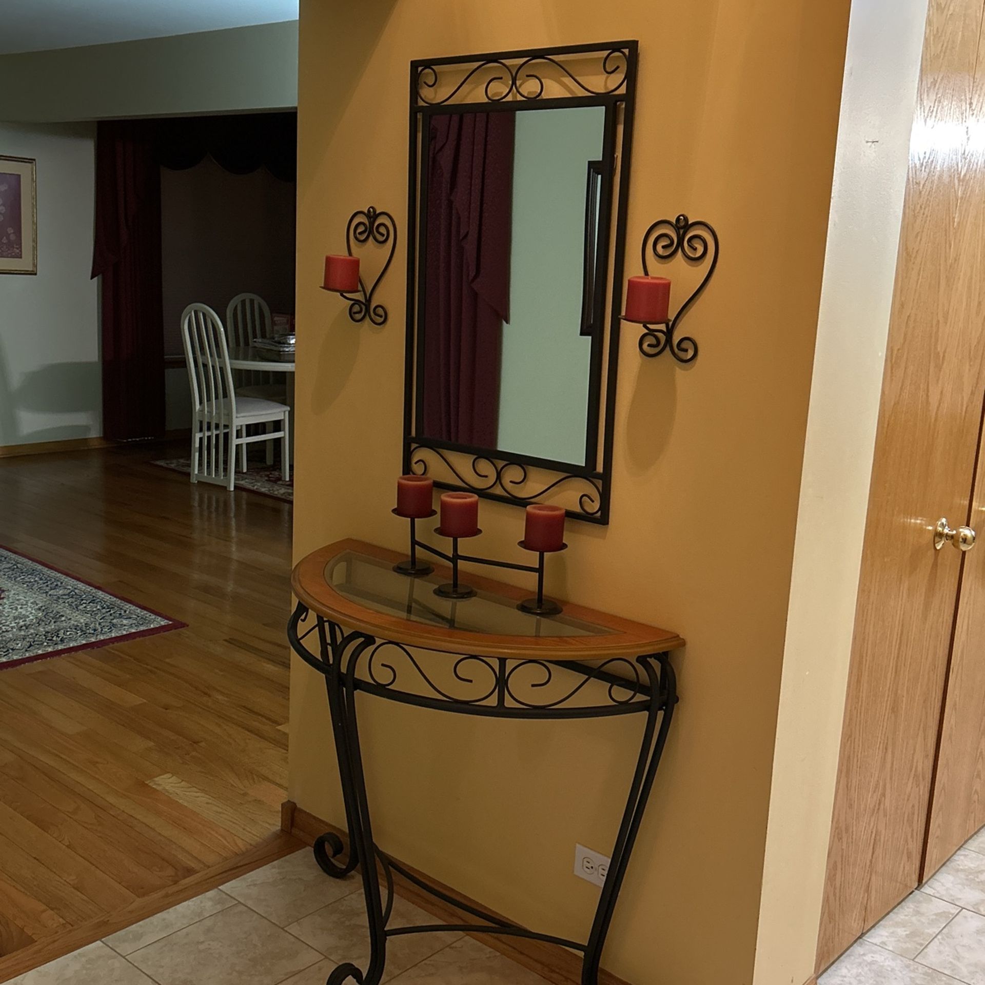 Entrance 1/2 Table And Mirror Set