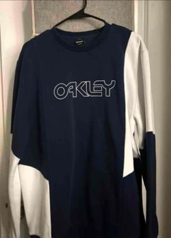 Good Condition Oakley Sweater 
Size Xl $25